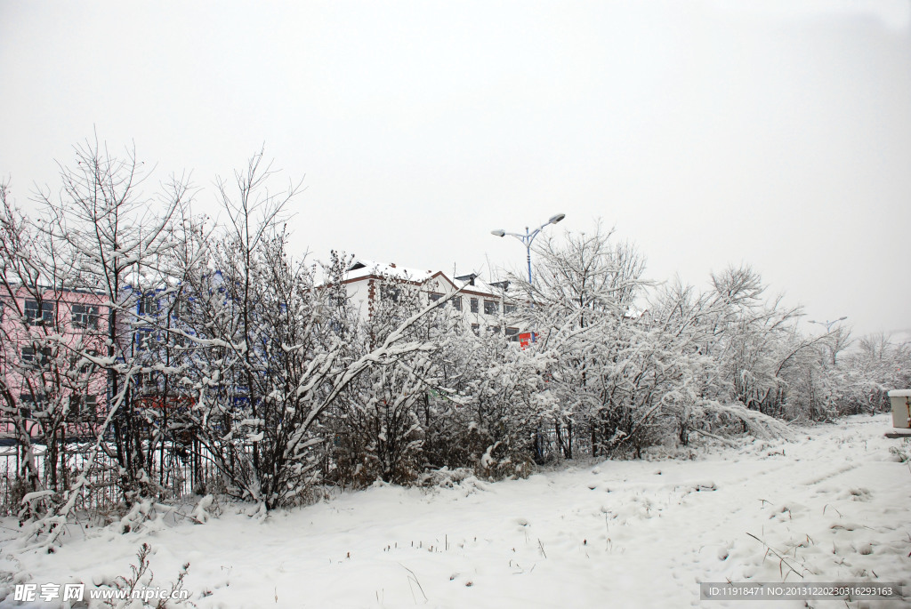 统建楼家前冬天雪景