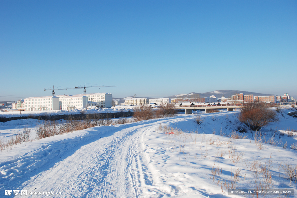 顺通南沿河公路雪景