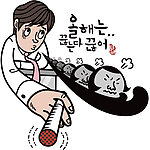 手夹香烟吹气的男性