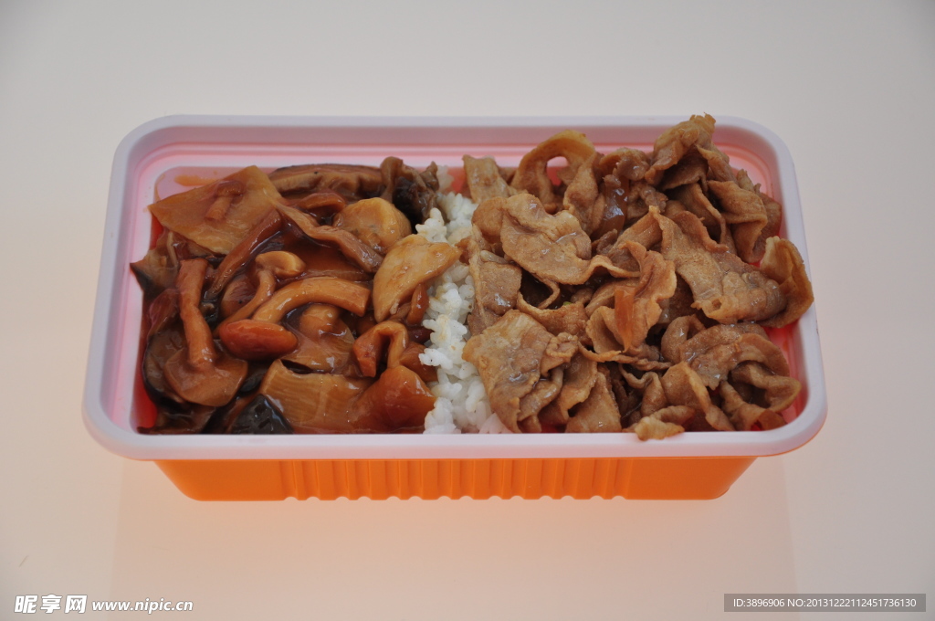 蘑菇猪肉双拼饭