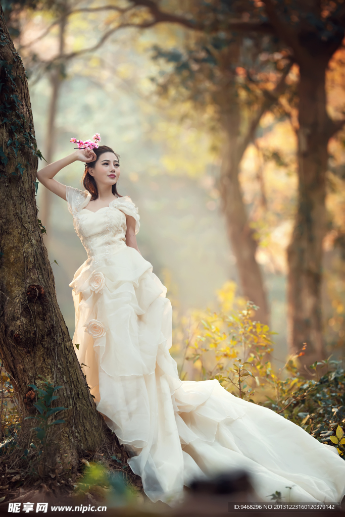 美女 白色婚莎 写真 户外 森林 清晨