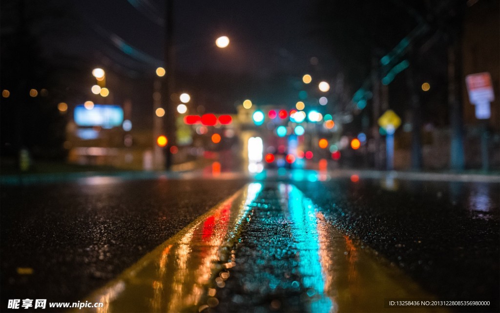 雨后马路霓虹灯