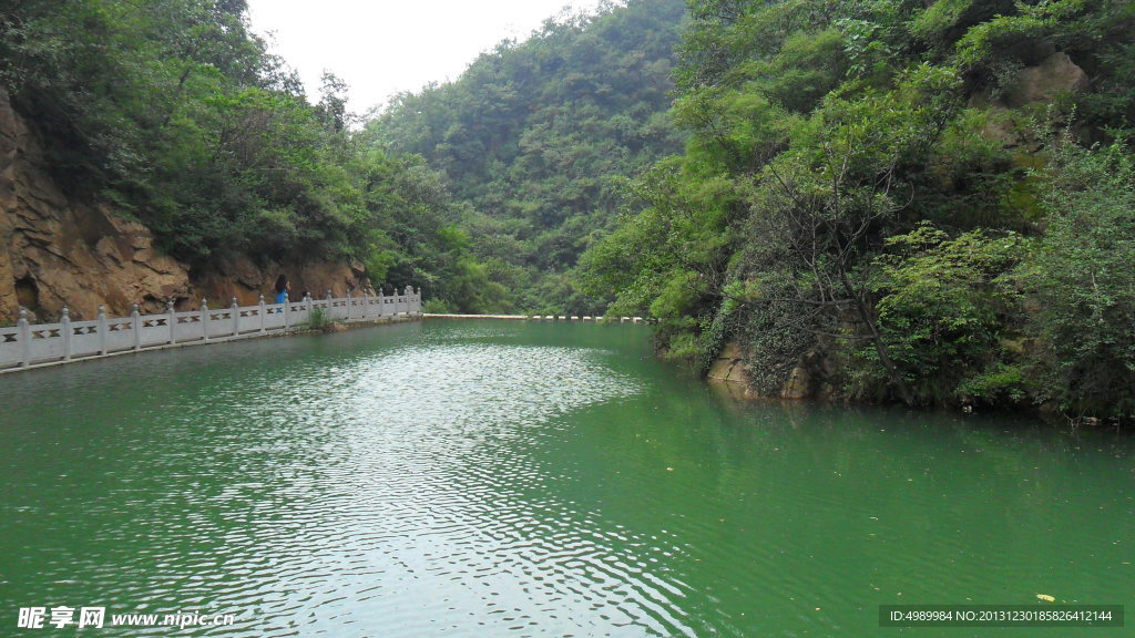 夏日湖水