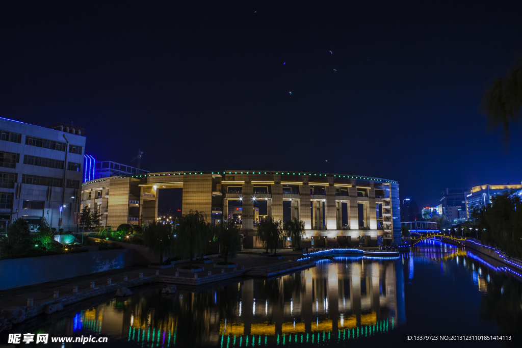 护城河夜景