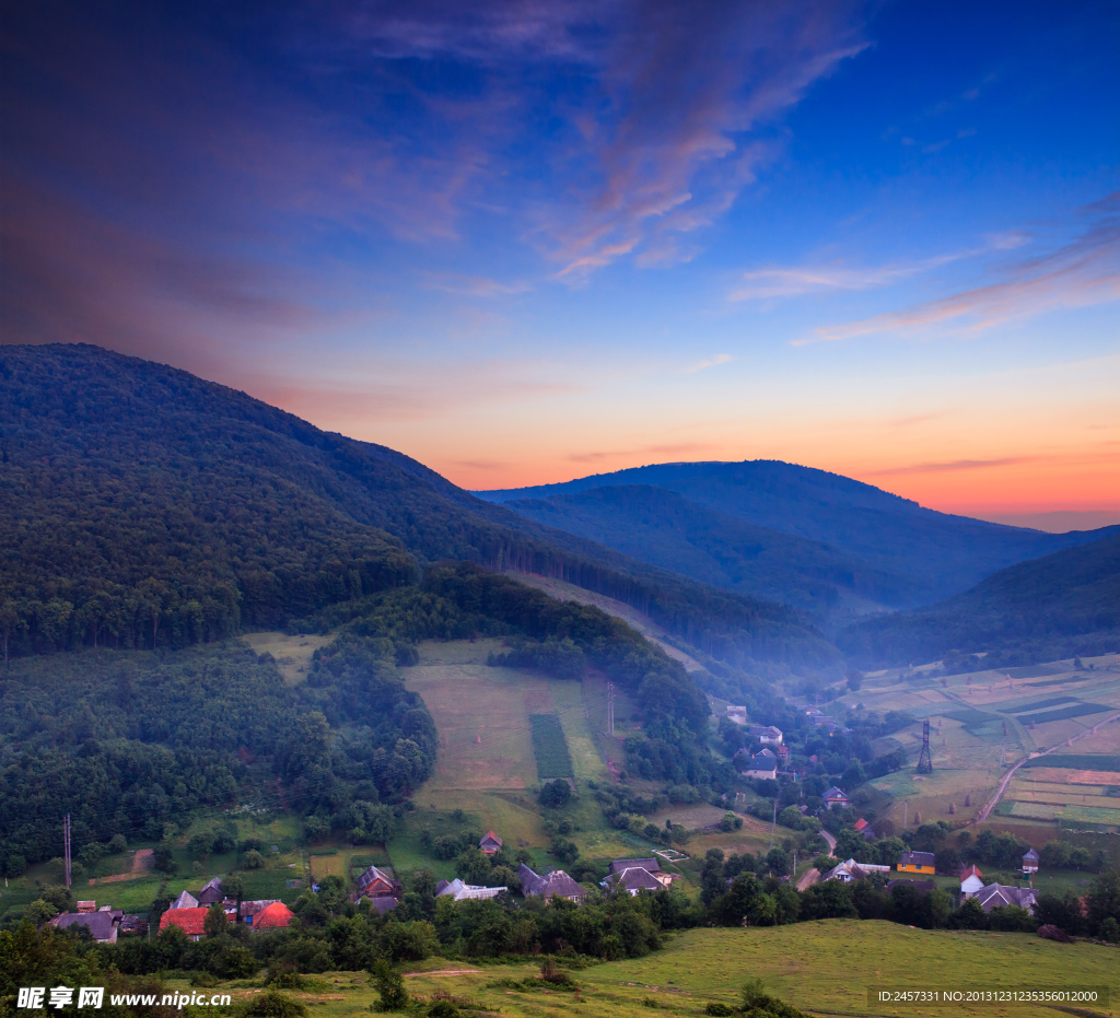 黄昏山村风景