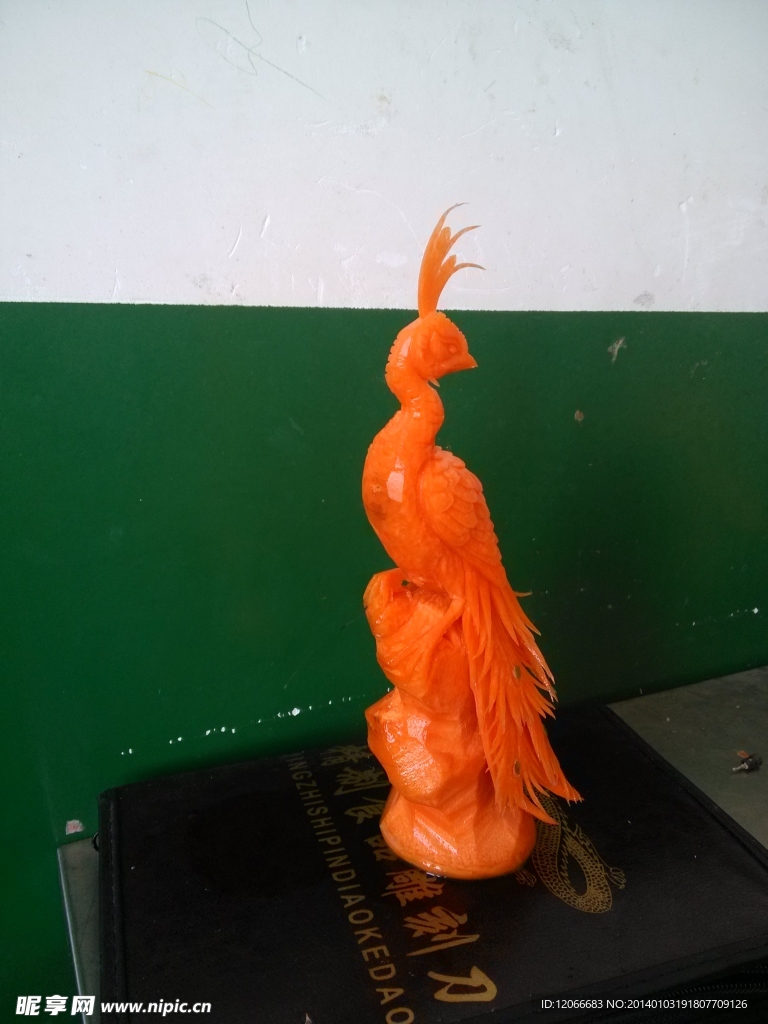 盘饰雕刻孔雀