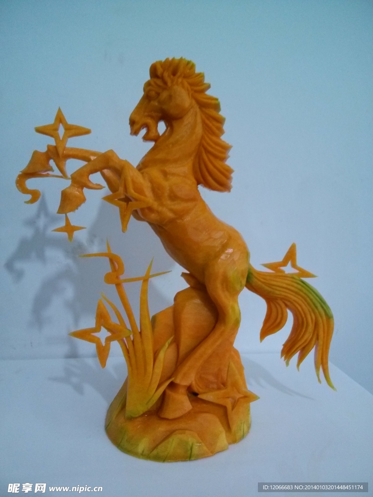 盘饰雕刻骏马