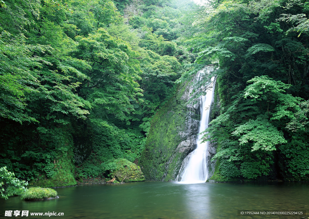 山间瀑布