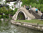 流水上的石拱桥