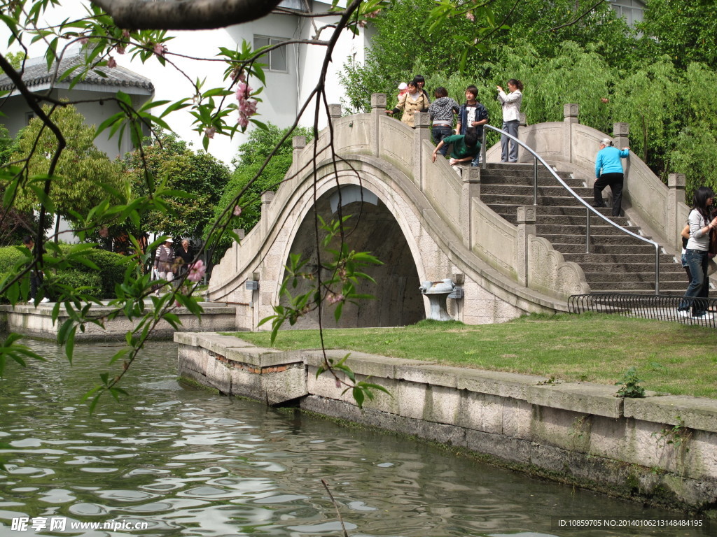 流水上的石拱桥
