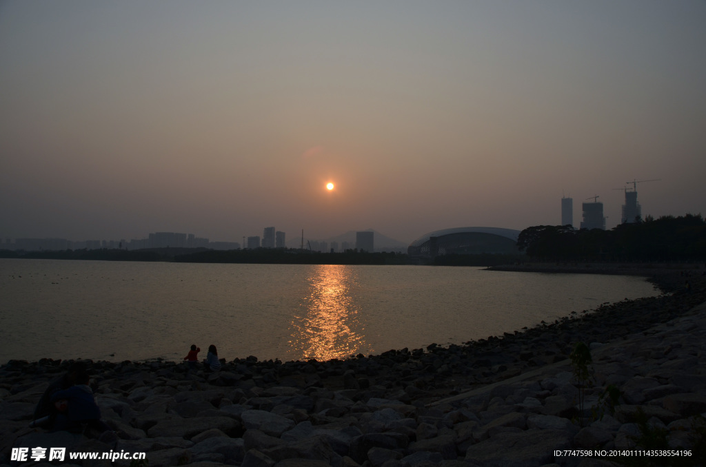 夕阳海岸线