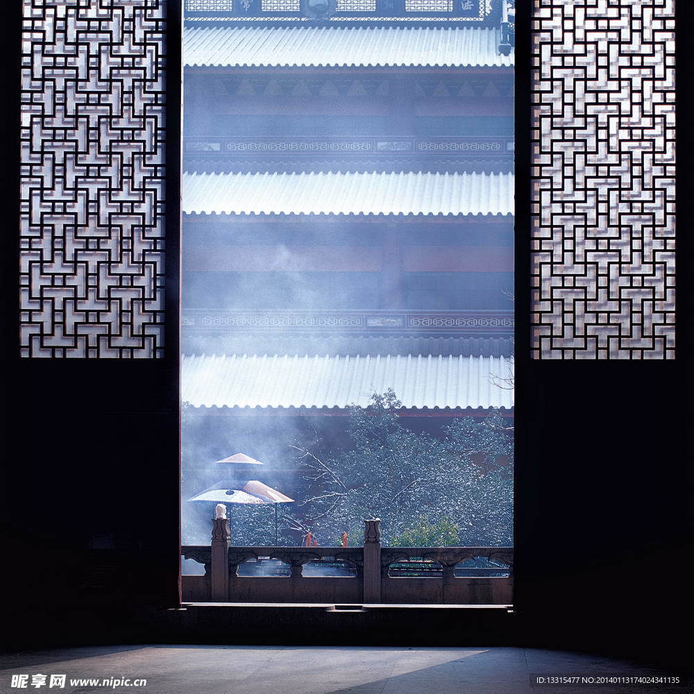 古老宅子 大门 烟雾