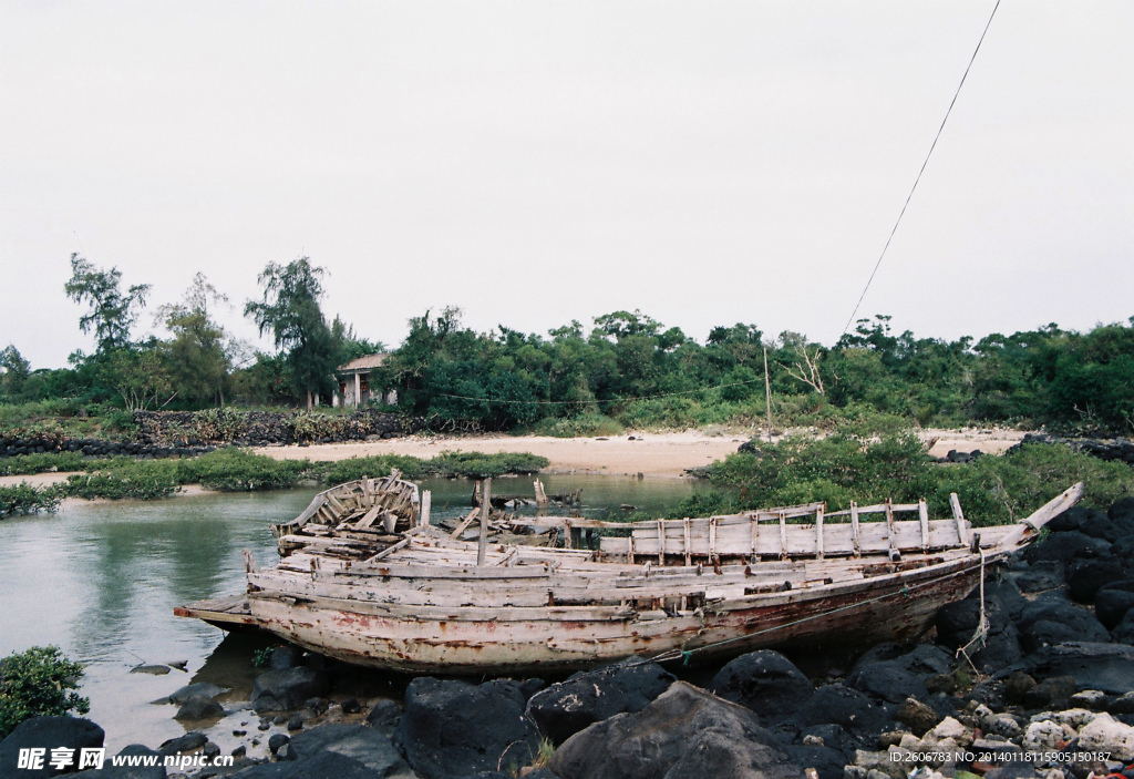 黑石滩上的旧船