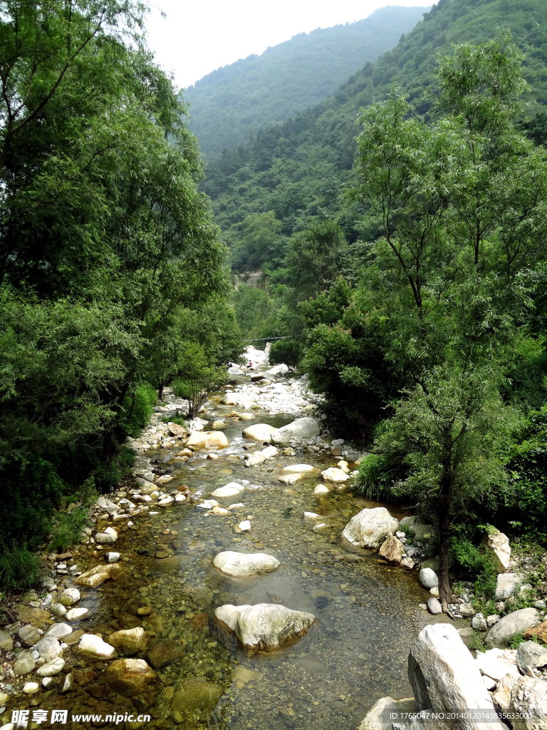 山间溪水