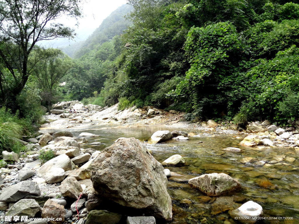 山间溪水