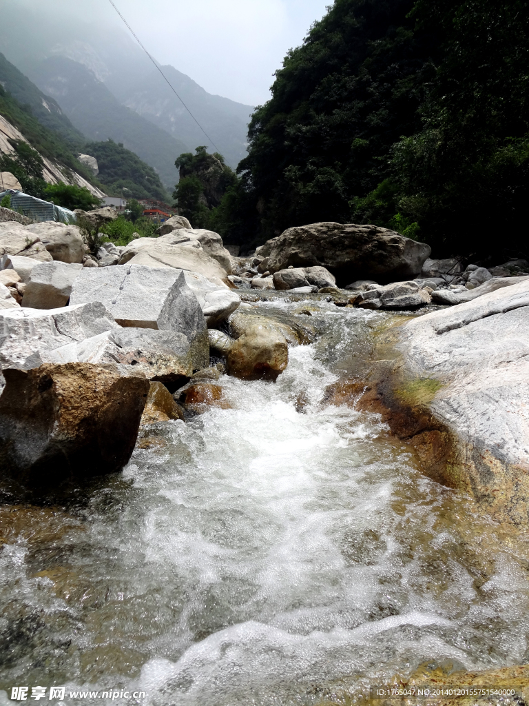 山间激流