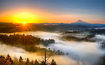 山峰云雾