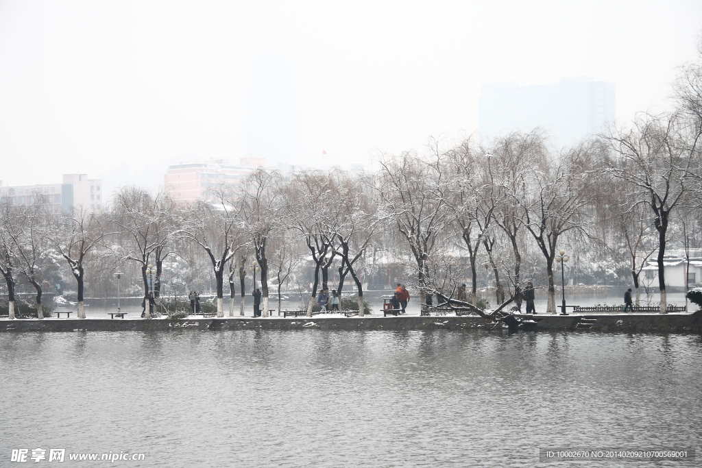 公园雪景