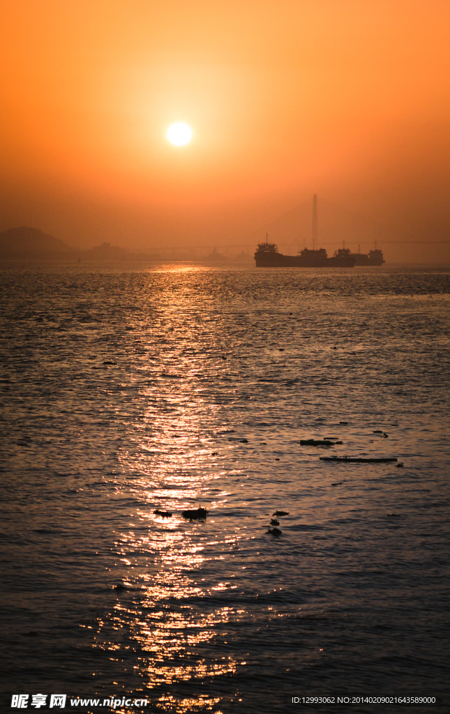 海面夕阳西下 船只