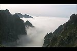 山峰云雾风景画视频