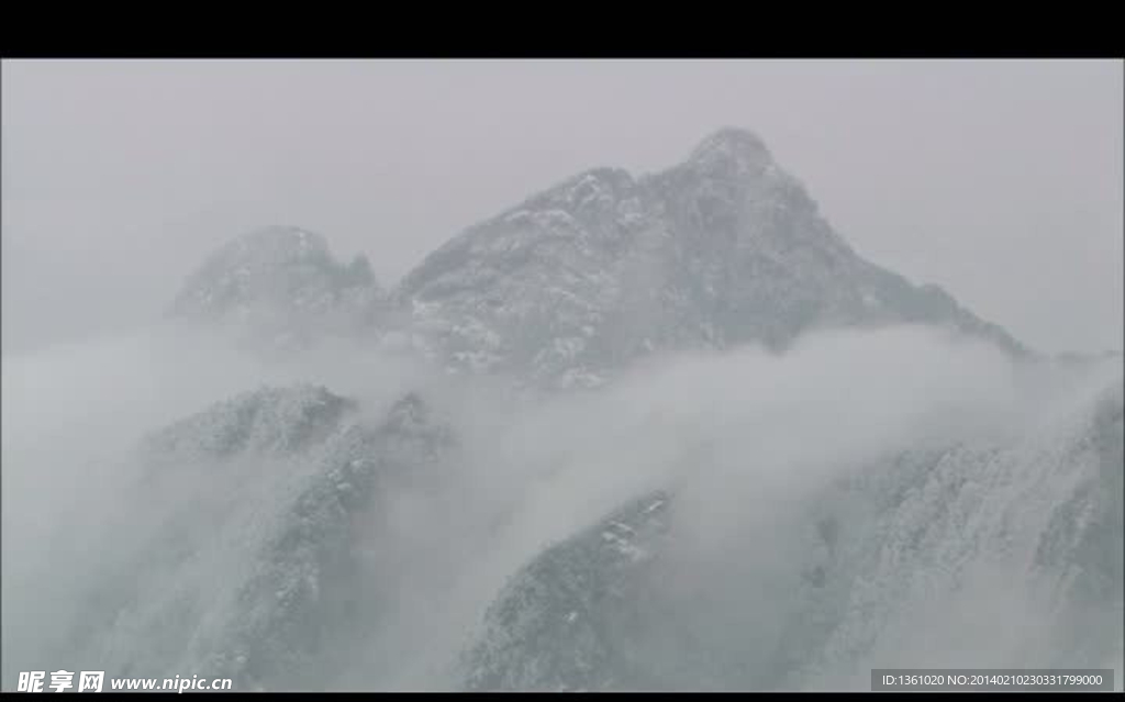 山峰云雾风景画视频