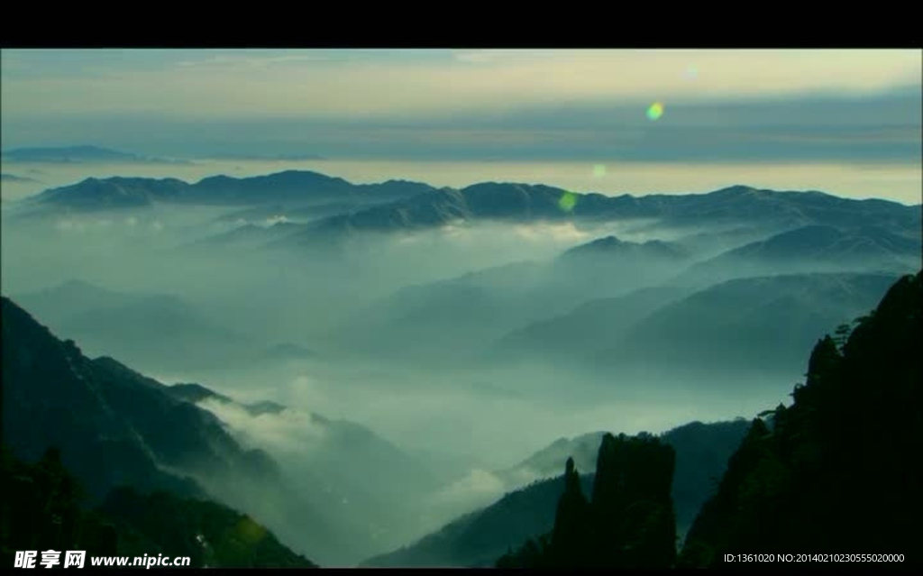 山峰云雾风景画视频