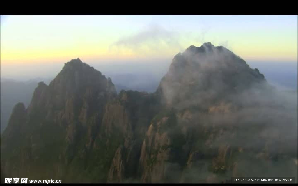 山峰云雾风景画视频