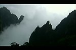 山峰云雾风景画视频
