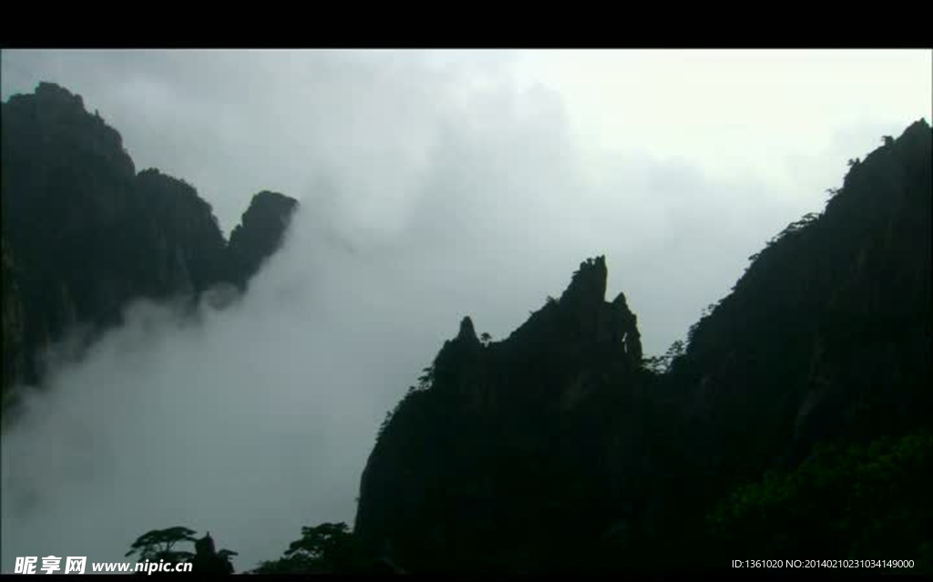 山峰云雾风景画视频