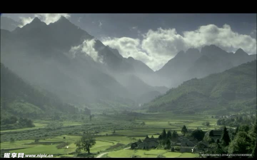 山峰云雾风景画视频