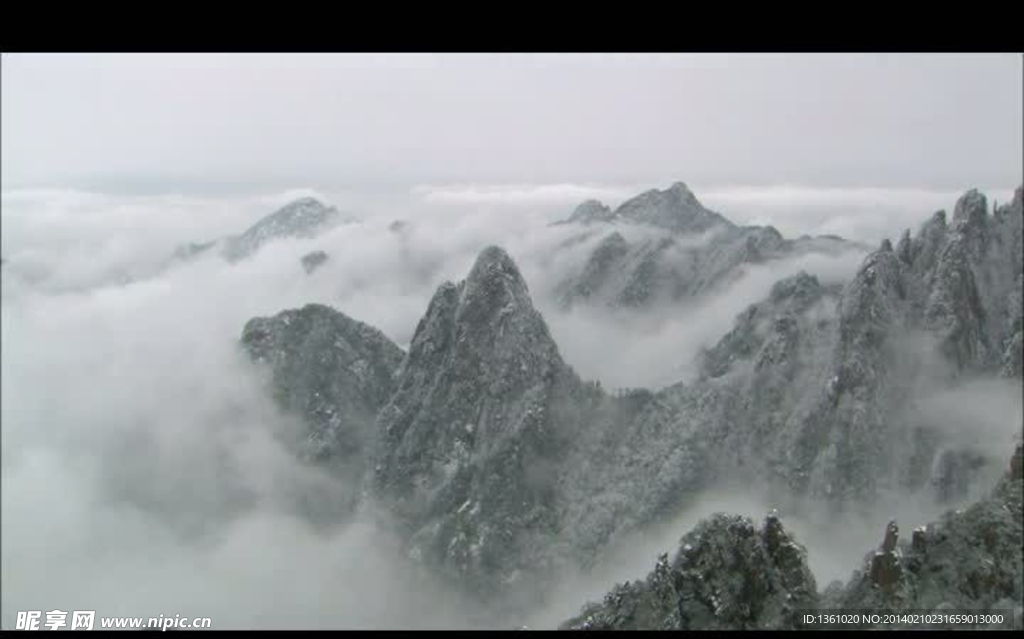 山峰云雾风景画视频