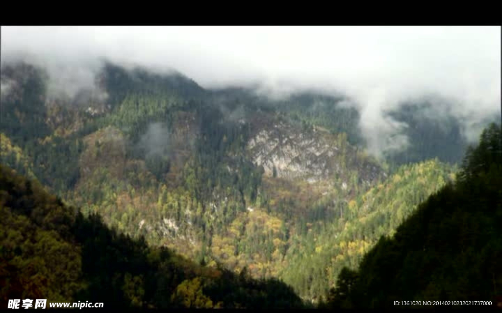 山峰云雾风景画视频