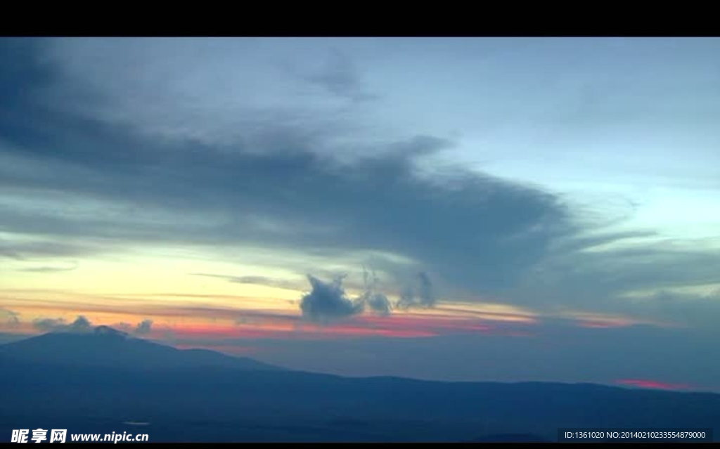 夕阳云雾风景画视频