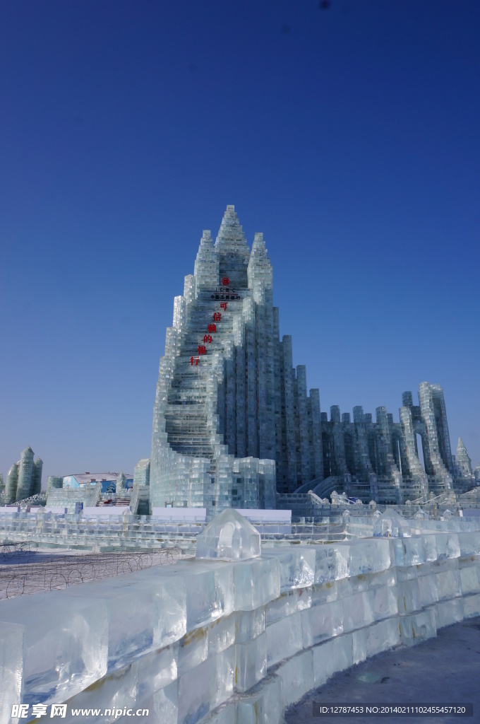 哈尔滨白天冰灯建筑