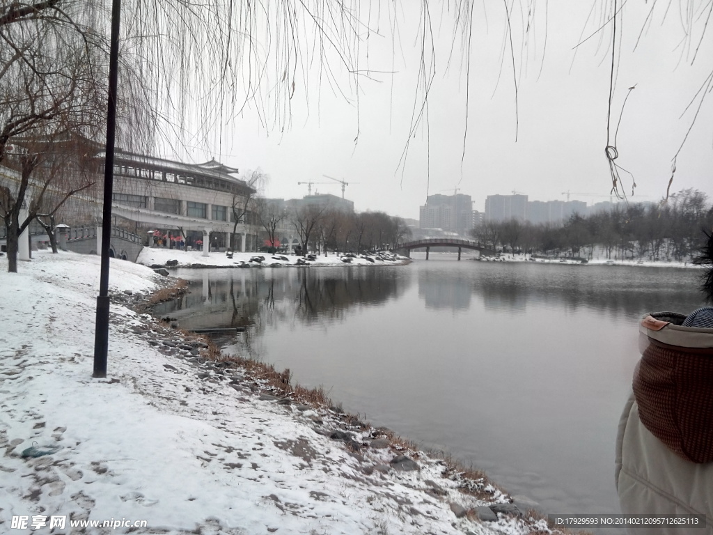 湖边雪景