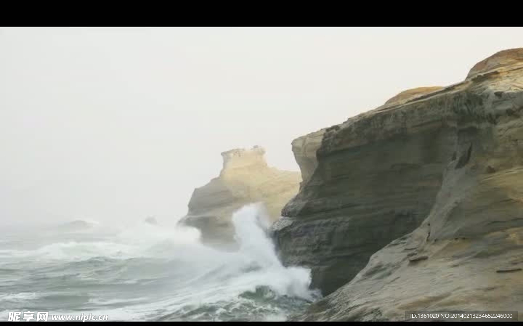 河水拍打岸边礁石视频