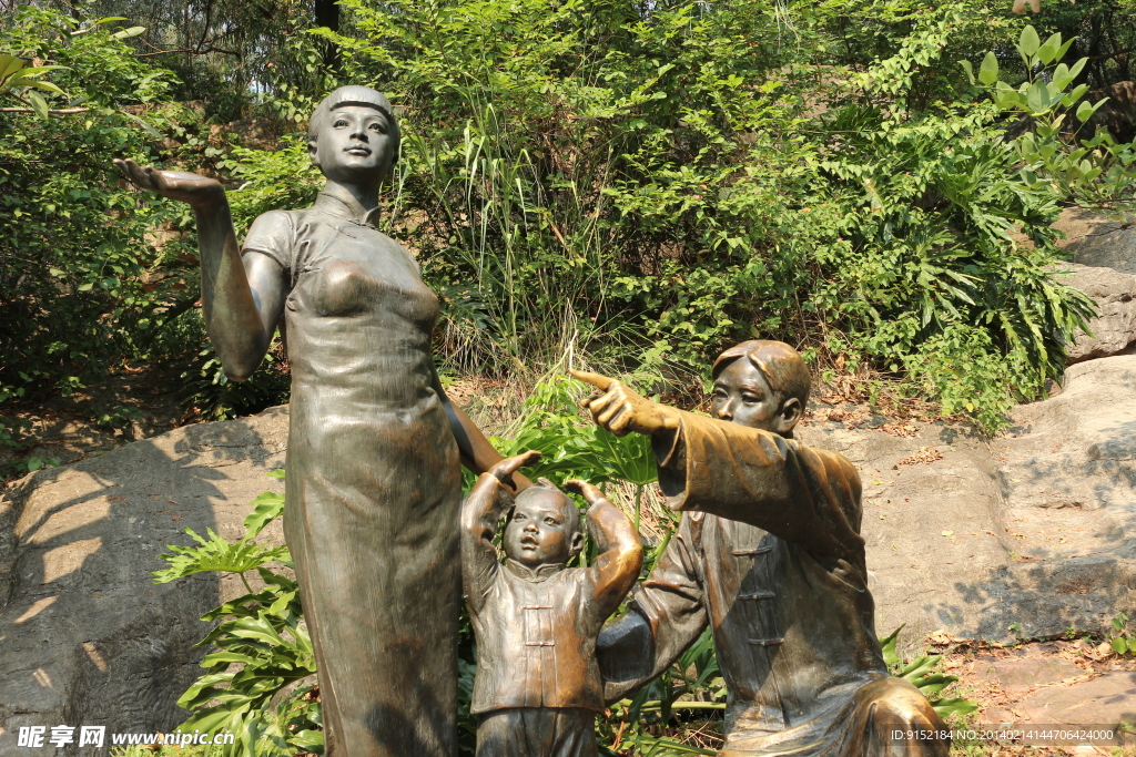 家庭铜像