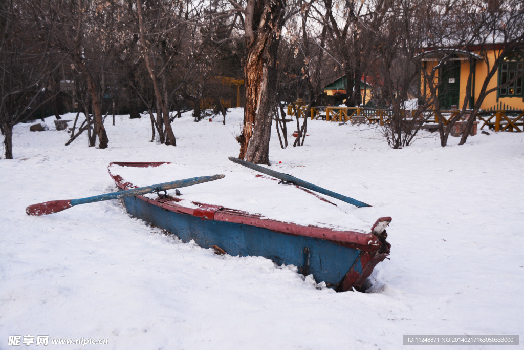 雪地小木船