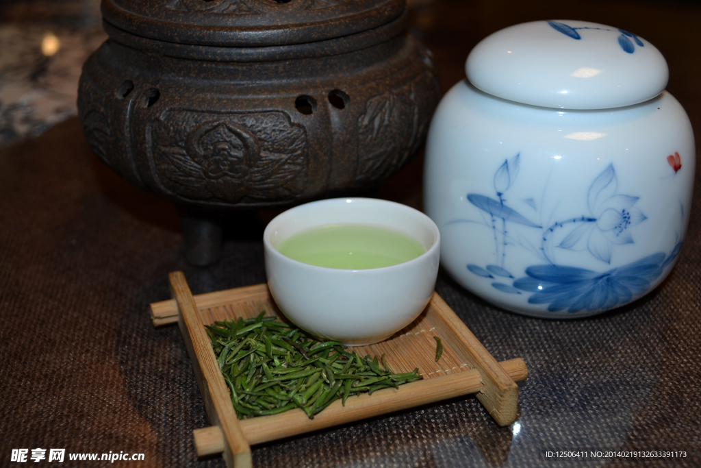 松针绿茶茶汤