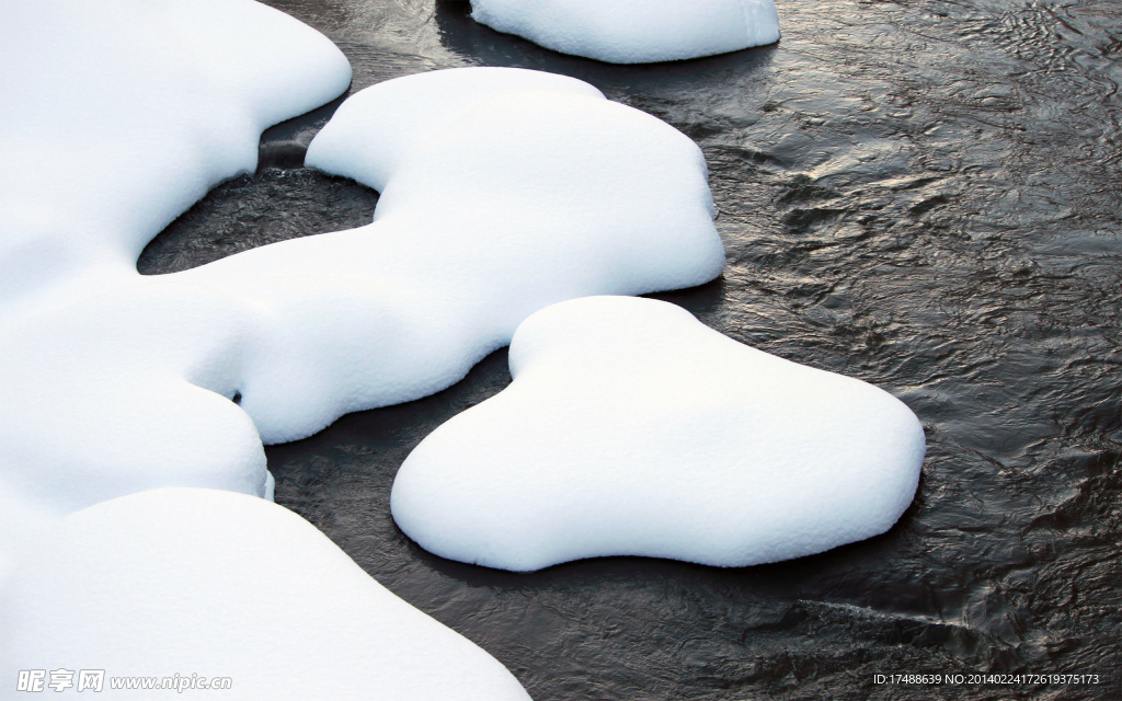 雪中河流