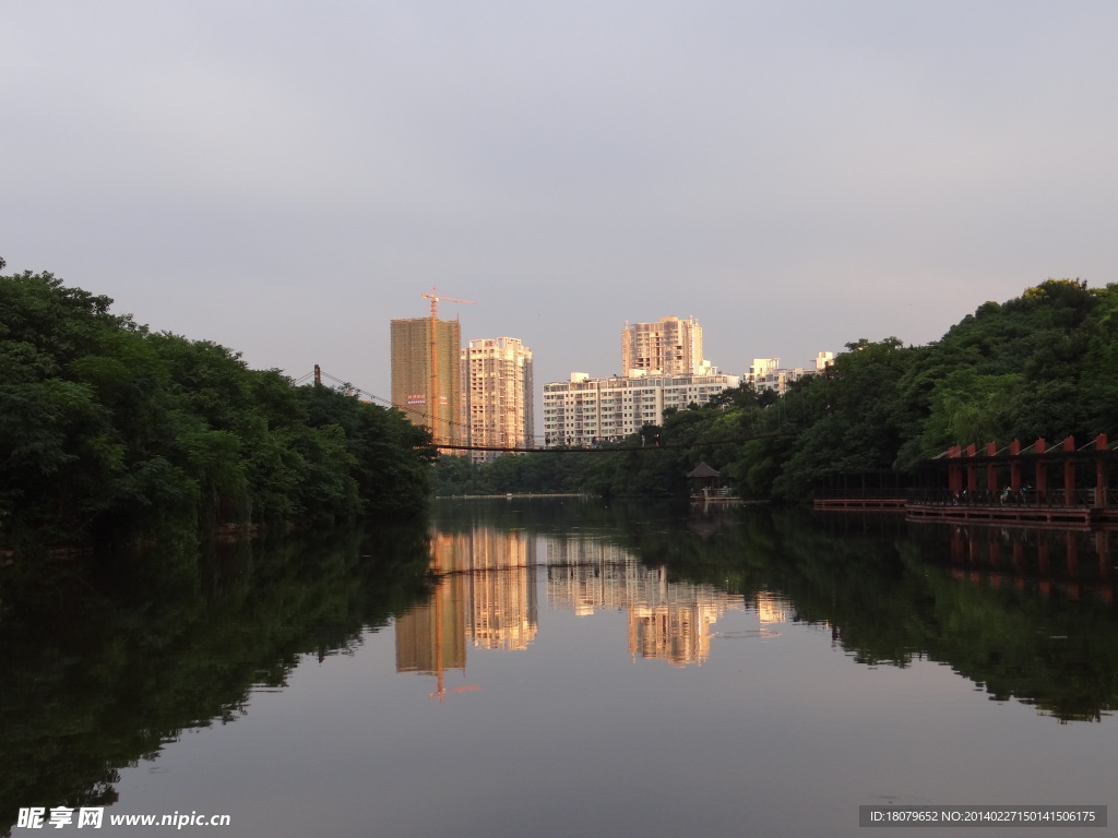 晚霞下的城市