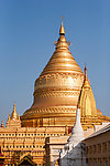 蓝天金塔