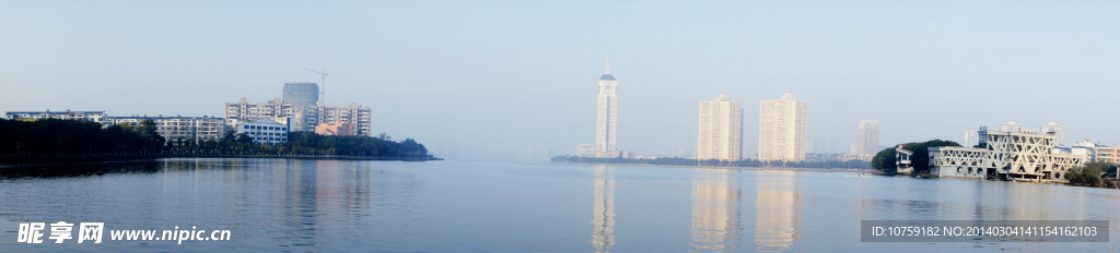 青山湖水景图