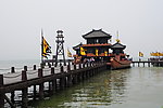水上阁楼 波涛 战旗