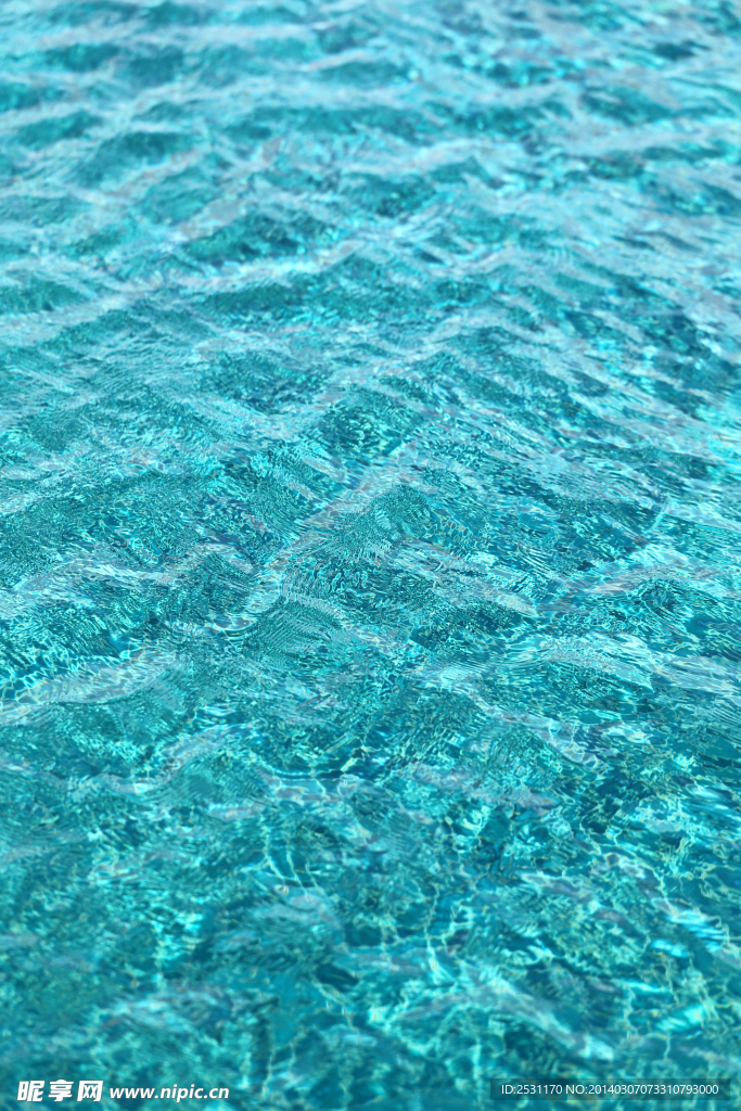 蓝色水面