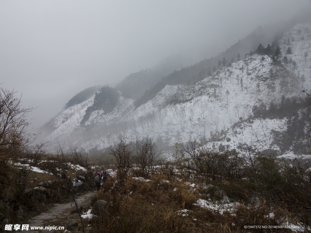 雪山 山尖 爬山