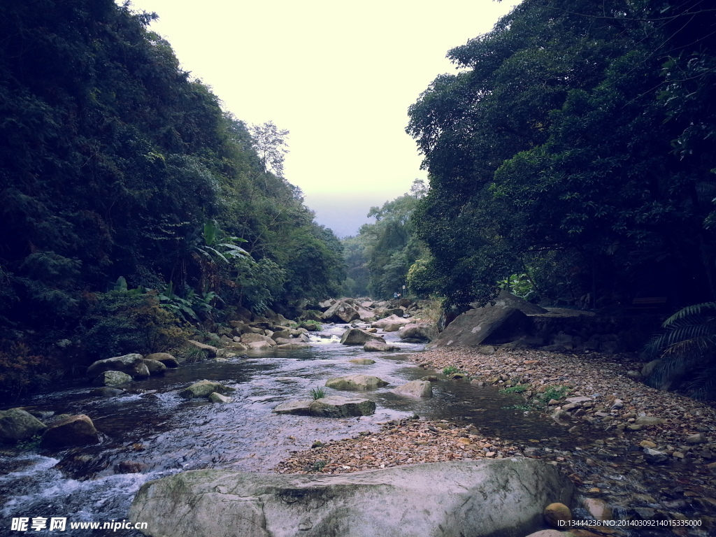 灵石山河谷