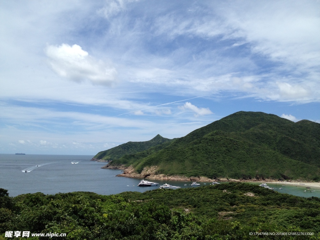 小港湾快艇 蓝天白云