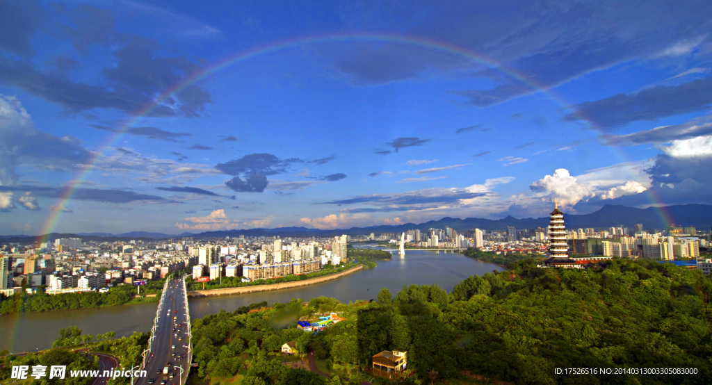 江西赣州市雨后全景