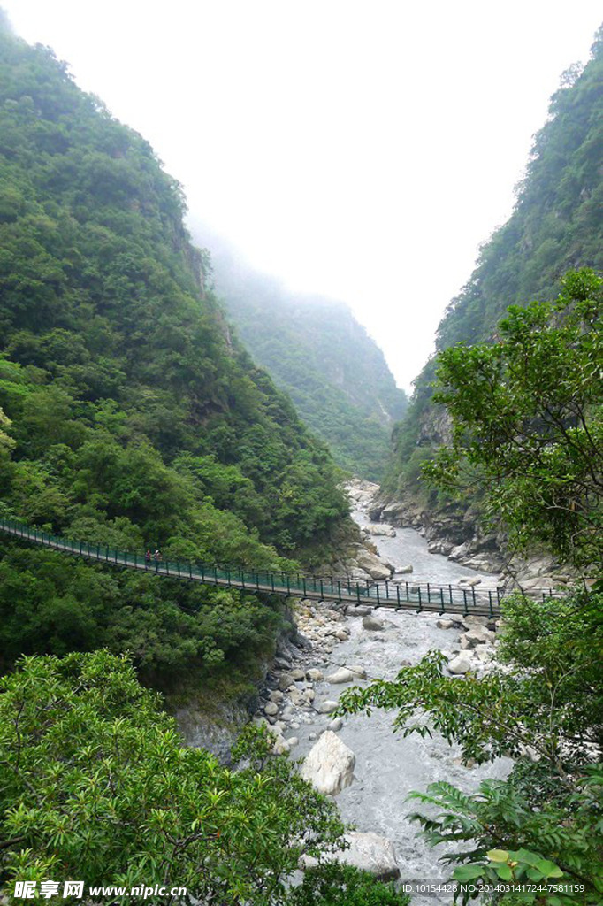 山涧 吊桥 小溪